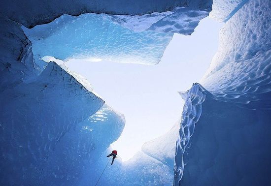 美國探險家深入冰縫 拍攝冰川內部夢幻美景(圖)