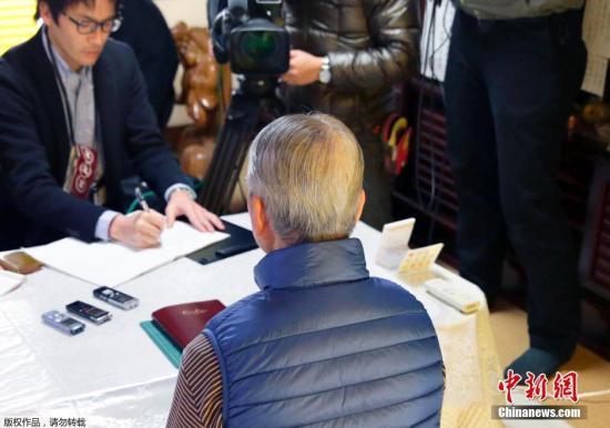 當(dāng)?shù)貢r(shí)間1月25日，日本千葉市，日本遭“伊斯蘭國”綁架人質(zhì)湯川遙菜的父親接受媒體采訪。伊斯蘭國武裝(IS)24發(fā)布視頻顯示，其中一位被綁架日本人質(zhì)湯川遙菜(Haruna Yukawa)已經(jīng)被該組織殺害。日本政府表示將驗(yàn)證視頻的真實(shí)性。 視頻：關(guān)注日本人質(zhì)事件：極端組織視頻顯示一人質(zhì)已遭殺害來源:央視新聞