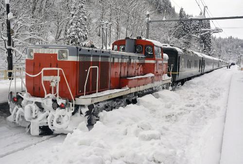 JR一臥鋪特急列車(chē)，因大雪在JR奧羽線(xiàn)津輕湯站附近拋錨，約130名乘客不得不在車(chē)上過(guò)夜。