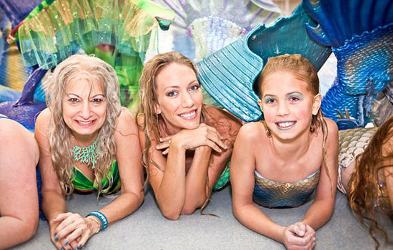 一年一度的Merfest大會(huì)在美國凱里舉行，數(shù)百男女齊聚那里慶祝成為“人魚”。（網(wǎng)頁截圖）