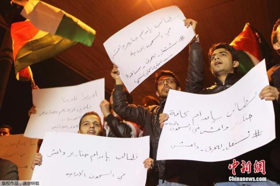 約旦軍方宣布，被極端組織“伊斯蘭國”劫為人質(zhì)的飛行員卡薩斯貝已遭殺害，憤怒的抗議群眾聚集首都安曼。 視頻：約旦政府談人質(zhì)遇害：一定會(huì)做出強(qiáng)有力回?fù)魜碓?央視新聞