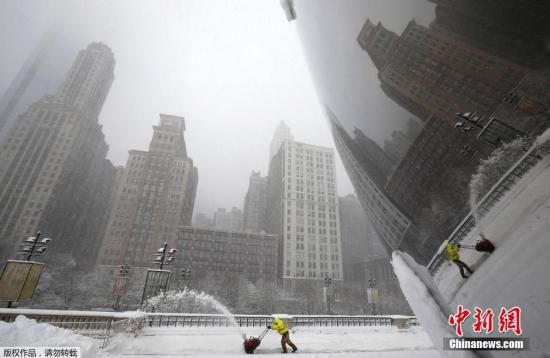 當(dāng)?shù)貢r(shí)間2015年2月1日，美國(guó)芝加哥，當(dāng)?shù)赜瓉?lái)今冬最強(qiáng)降雪。