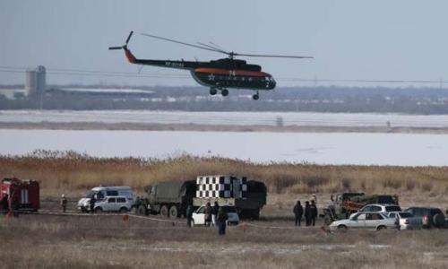 圖片說明：當(dāng)?shù)貢r(shí)間2月11日，一架俄羅斯蘇—24轟炸機(jī)在著陸過程中墜毀，救援人員正在偵察失事區(qū)域。(