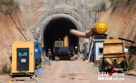 斯里蘭卡南部鐵路項(xiàng)目隧道施工現(xiàn)場(chǎng)。(攝影：孫洋)