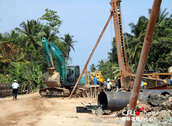 　斯里蘭卡南部鐵路項(xiàng)目施工現(xiàn)場(chǎng)。一臺(tái)打樁機(jī)正在進(jìn)行鐵路橋橋墩作業(yè)。(攝影：孫洋)