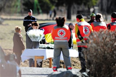 29日，法國塞訥鎮(zhèn)，搜救人員和遇難者家屬一同向遇難者致哀。