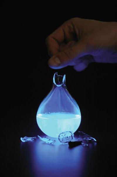 荷蘭藝術(shù)家發(fā)明人血燃料燈，一滴血照亮整間房。圖片來源：新加坡《聯(lián)合早報》網(wǎng)站