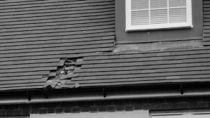 被砸出的洞。