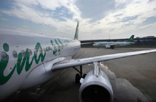 資料圖片：上海虹橋機(jī)場(chǎng)?？康囊患艽呵锖娇湛蜋C(jī)。（圖片來(lái)源：路透社）