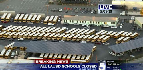 圖：美國(guó)KTLA電視臺(tái)直播畫面顯示，洛杉磯聯(lián)合學(xué)區(qū)校巴已被叫停，家長(zhǎng)被通知暫不能送孩子上學(xué)。