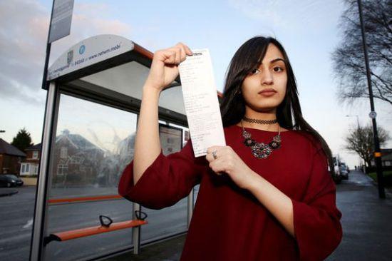 事發(fā)當(dāng)時薩迪克并未帶任何身份證件，無法證實自己真的只有15歲，百口莫辯的她，最后只好在全車乘客的注目下被趕下車和罰款，被迫走路回家。