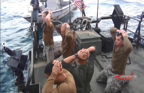 圖為美國大兵雙手抱頭，跪地道歉。