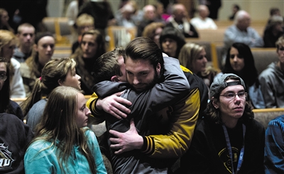 2月21日，美國(guó)密歇根州卡拉馬祖縣，連環(huán)槍擊案發(fā)生后，民眾在教堂禱告。