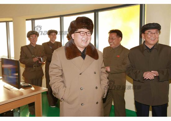 金正恩現(xiàn)場指導工作。