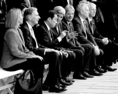 10日，七國外長觀看日本傳統(tǒng)歌舞表演期間，美國國務(wù)卿克里與日本外相岸田文雄在交頭接耳