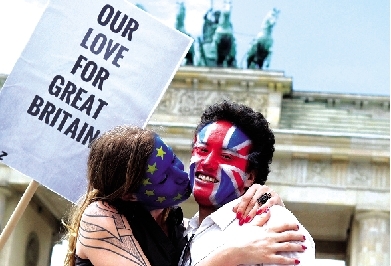 一對(duì)情侶用行動(dòng)支持“留歐”。