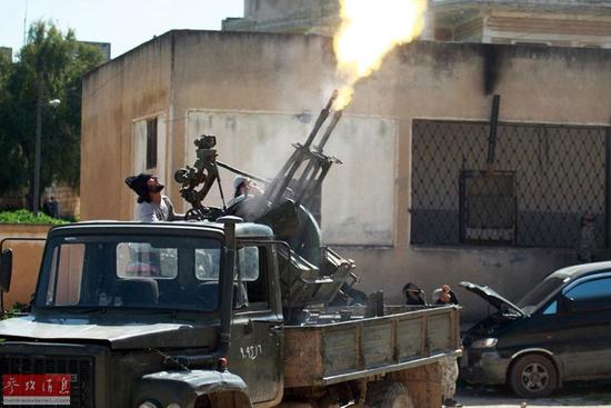 圖為反對派向政府軍的戰(zhàn)機開火。