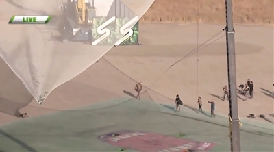 艾金斯成功落到一個(gè)1/3足球場大小的安全網(wǎng)上。