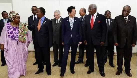 安倍此去肯尼亞是為了出席日本政府主導(dǎo)的第六屆非洲開(kāi)發(fā)會(huì)議。此次會(huì)議通過(guò)了內(nèi)羅畢宣言：主要內(nèi)容包括，促進(jìn)經(jīng)濟(jì)多元化，通過(guò)產(chǎn)業(yè)化推動(dòng)經(jīng)濟(jì)結(jié)構(gòu)改革;促進(jìn)保障高品質(zhì)的保健系統(tǒng);促進(jìn)保障共同繁榮的社會(huì)安定。