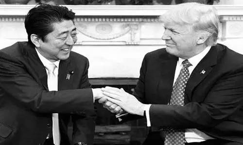 本來(lái)來(lái)訪者還應(yīng)包括墨西哥總統(tǒng)培尼亞·涅托的。但特朗普簽署行政令稱要在美國(guó)和墨西哥之間建墻，還要向墨西哥出口到美國(guó)的商品加征20%關(guān)稅的行為惹怒了墨西哥人。