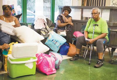 人們?cè)诿绹?guó)佛羅里達(dá)州邁阿密的一個(gè)安置點(diǎn)休息。新華社發(fā)