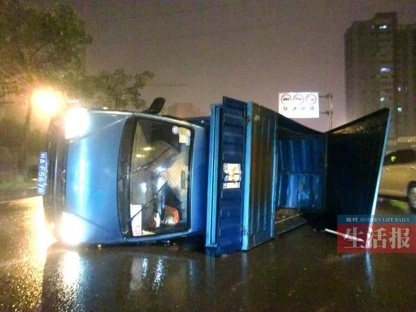 小貨車側(cè)翻現(xiàn)場。