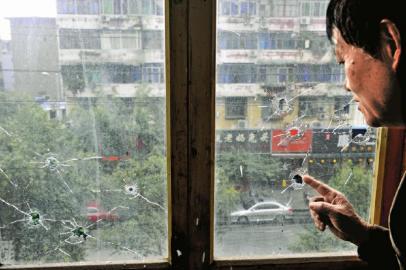 10月17日，朱先生家窗戶被擊穿。