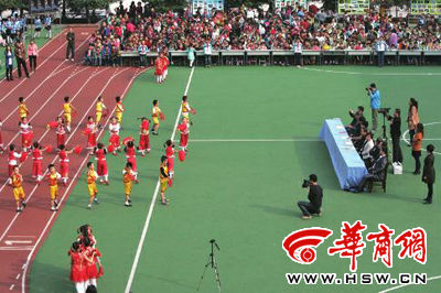 昨日,部分學(xué)生演員身著短袖短褲在表演節(jié)目 本報(bào)記者張欣攝 昨日,部分學(xué)生演員身著短袖短褲在表演節(jié)目 本報(bào)記者張欣攝