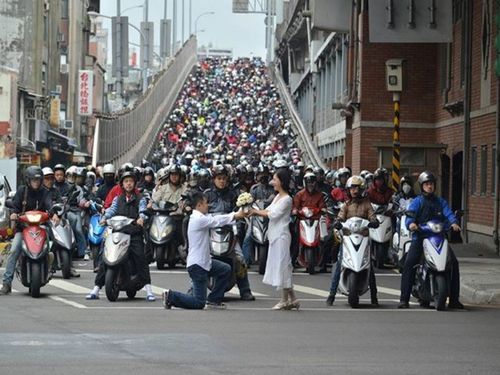 臺(tái)北橋下“快閃”求婚僅用紅燈100秒成功(圖) 臺(tái)北橋下“快閃”求婚僅用紅燈100秒成功(圖)