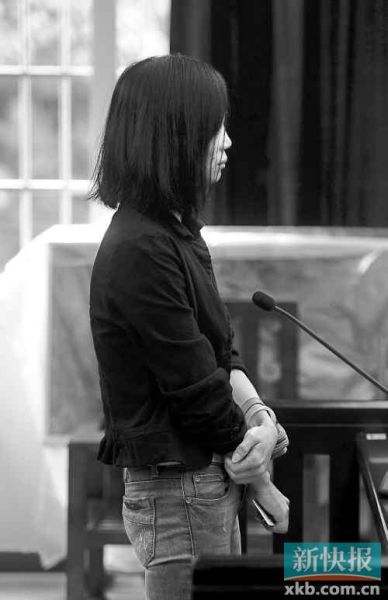 昨日，何敏在庭上抿著嘴不停抹眼淚。新快報記者孫毅/攝