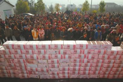 村民領(lǐng)取“年底分紅”。