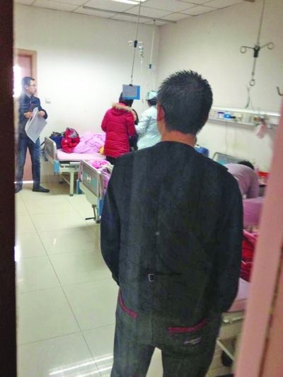 男孩一家神情凝重。