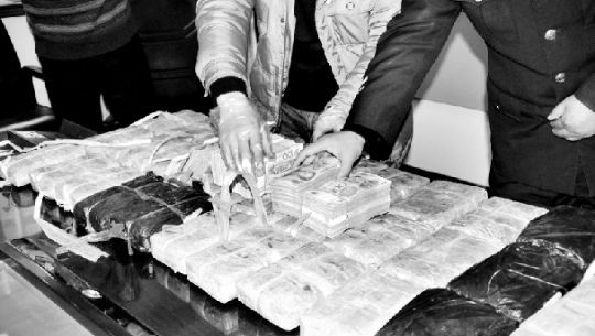 警方收繳的毒品和毒資。警方供圖