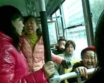 女孩沒給老太讓座被人批。