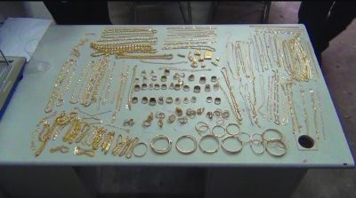 警方追回的被搶金首飾，有172件，2200多克。其余的都被嫌疑人變賣，用來購買手機的汽車。