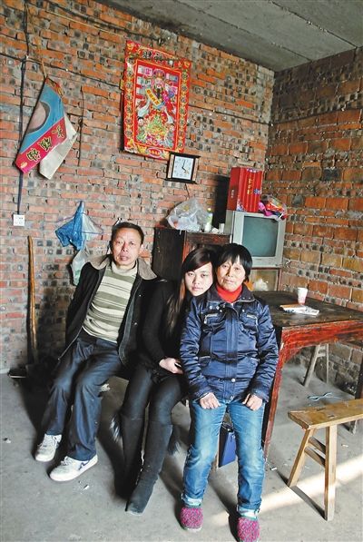 超生女謝先梅(中)、養(yǎng)父謝運(yùn)才（左）、謝運(yùn)才的嫂子唐富秀