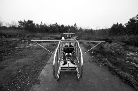 3月12日，汨羅白塘鄉(xiāng)趕洲村，李厚勝坐在他的“魚鷹直升機(jī)”上。圖/記者謝長貴