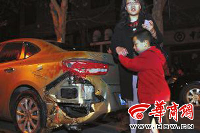 豐慶路226號(hào)的足浴店起火殃及樓下車輛，一個(gè)車主將車搶救出來(lái)后仍驚魂未定