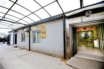 2月25日，北京石景山醫(yī)院，太平間旁的一間辦公室外掛有“八寶山殯儀館石景山醫(yī)院服務(wù)站”的牌子。本版攝影/新京報記者 王叔坤