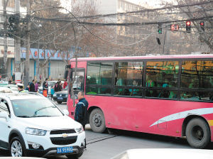 一個多小時，除了短暫的休息，郭師傅一直在車流中舉著木棍 圖片由市民孫先生提供