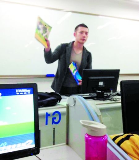 讓甘麟翰爆紅的，就是這張商學(xué)院大一學(xué)生在課堂上拍攝的照片。