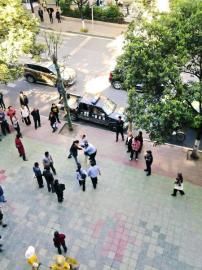 市民提供給賀偉的事發(fā)時(shí)雙方?jīng)_突照片。