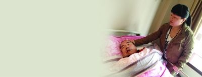 趙靜霞把老父親搬進養(yǎng)老院照顧。