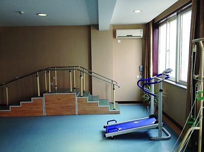  中心里健身設(shè)施一應(yīng)俱全。