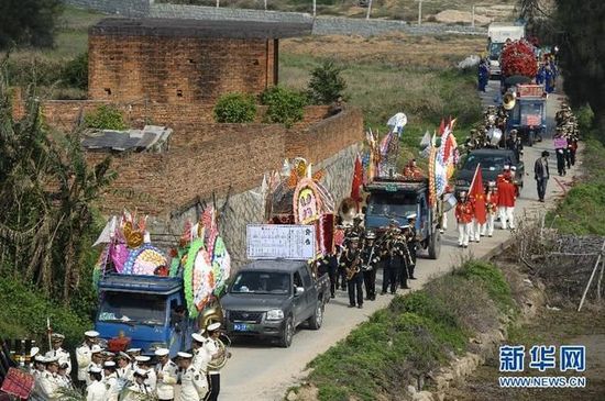 福建省長樂市一送葬隊伍在行進(jìn)中