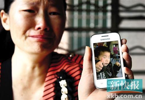 男童的舅媽拿著小益的照片,悲痛欲絕。 新快報(bào)記者 畢志毅 攝