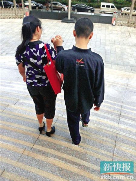 李星兒與媽媽蔣女士牽手走出法院。 新快報記者 張國鋒/攝