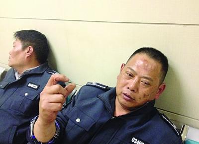 被打傷的城管隊(duì)員。陳郁攝