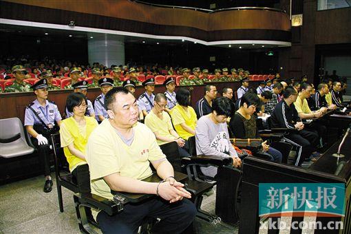 ■蔣洪偉(左一)等二十幾名被告被指控犯集資詐騙罪,昨日集體過堂?！　?鄭朝暉/攝