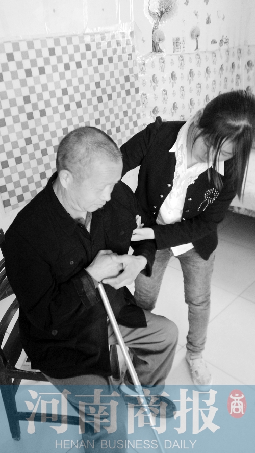 為了方便照顧爸爸，曾現(xiàn)春在學(xué)校旁邊租了一間房子